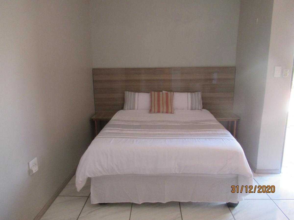 Pab-Love Guest House Kuruman Exteriör bild