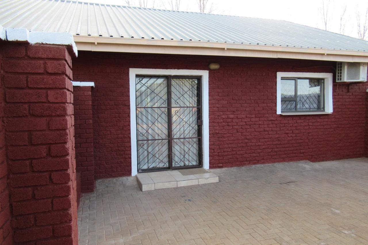 Pab-Love Guest House Kuruman Exteriör bild