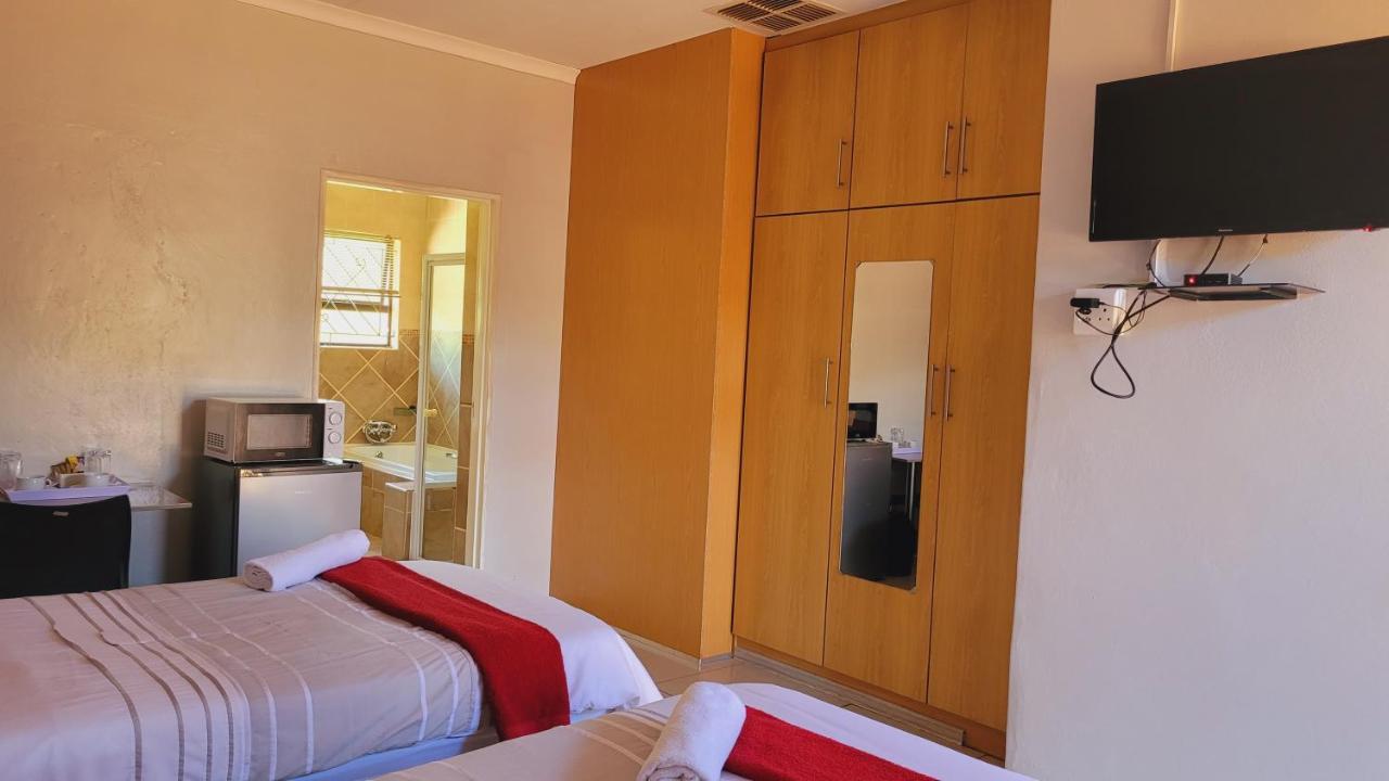 Pab-Love Guest House Kuruman Exteriör bild