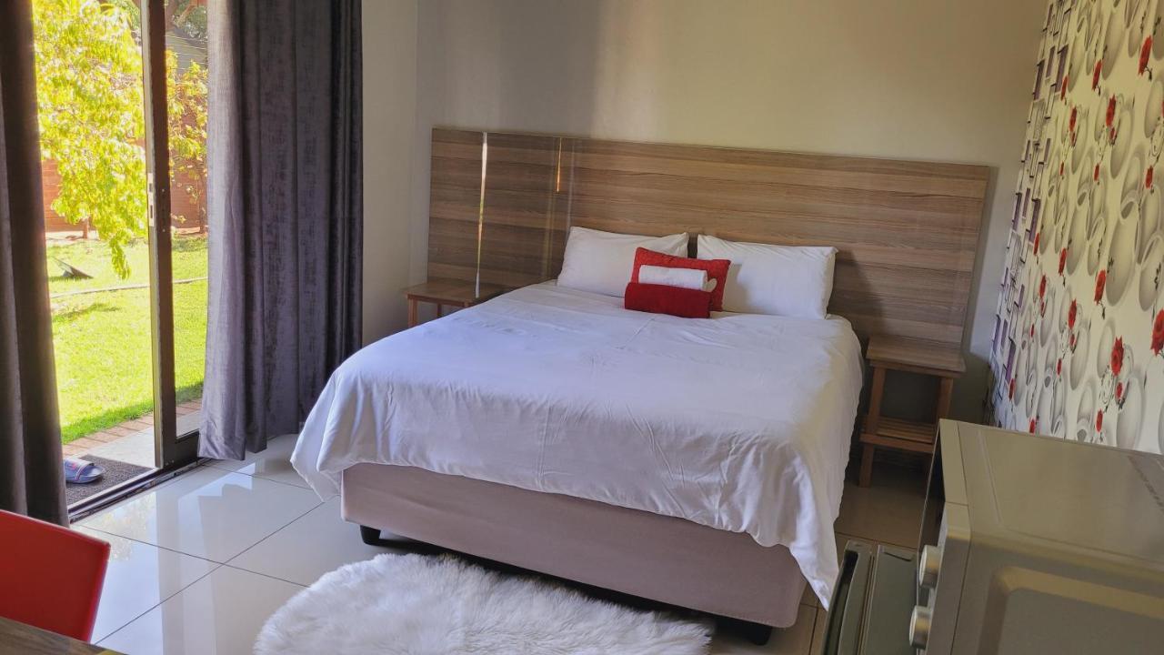 Pab-Love Guest House Kuruman Exteriör bild