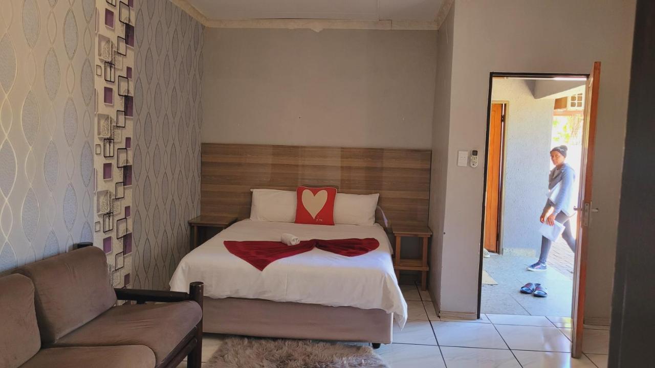 Pab-Love Guest House Kuruman Exteriör bild
